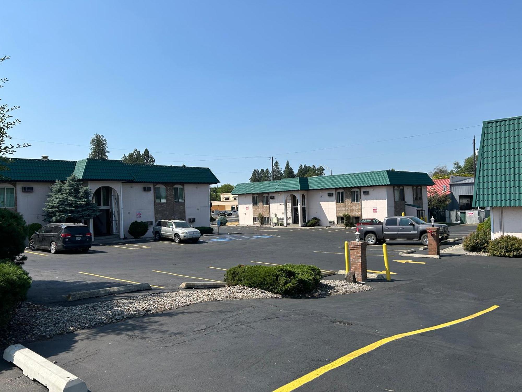 Apple Tree Motel 2*