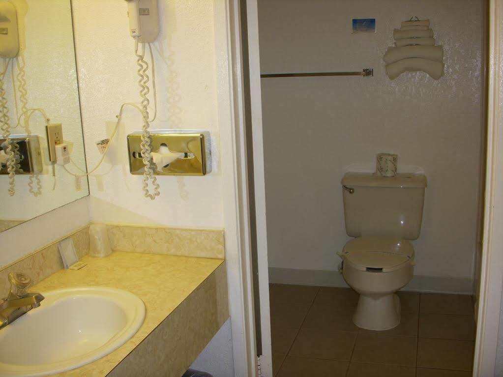 Apple Tree Motel 2*